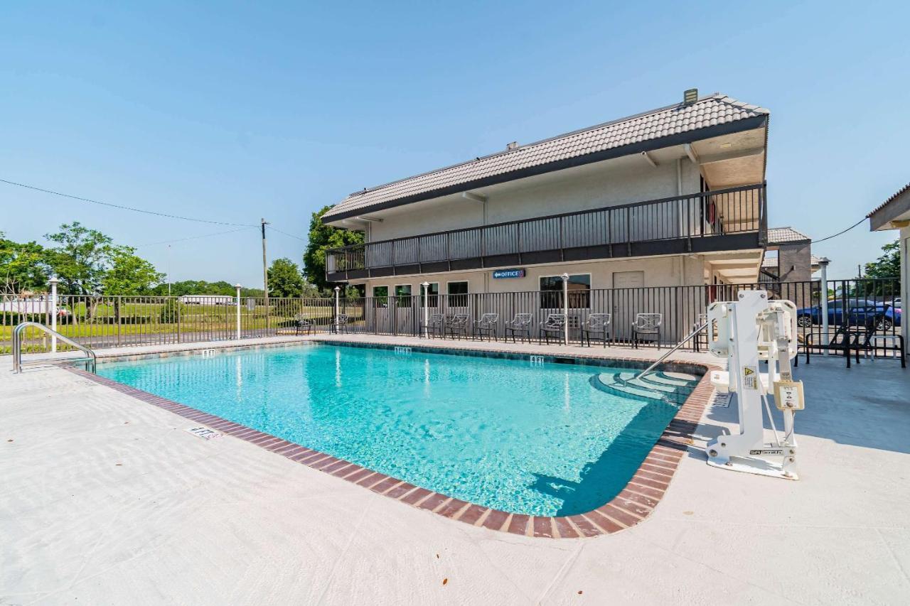 Motel 6 Tampa Near Fairgrounds - Casino Eksteriør billede