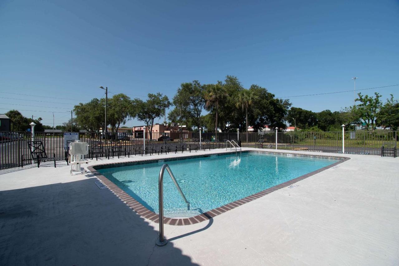 Motel 6 Tampa Near Fairgrounds - Casino Eksteriør billede