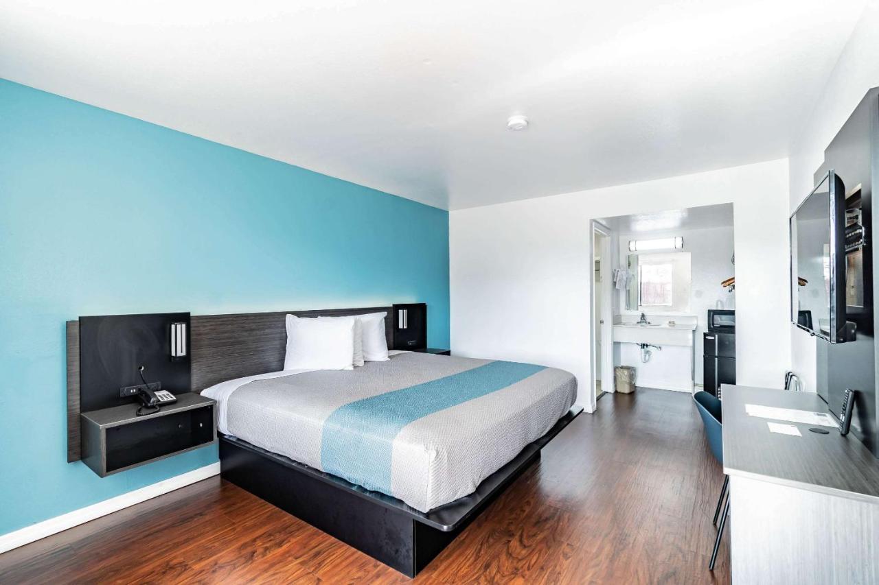 Motel 6 Tampa Near Fairgrounds - Casino Eksteriør billede