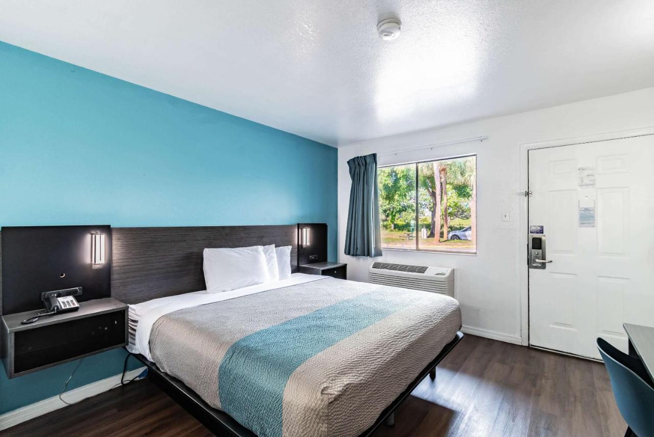 Motel 6 Tampa Near Fairgrounds - Casino Eksteriør billede