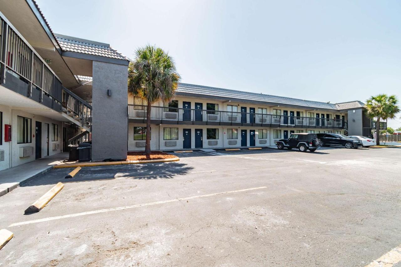Motel 6 Tampa Near Fairgrounds - Casino Eksteriør billede