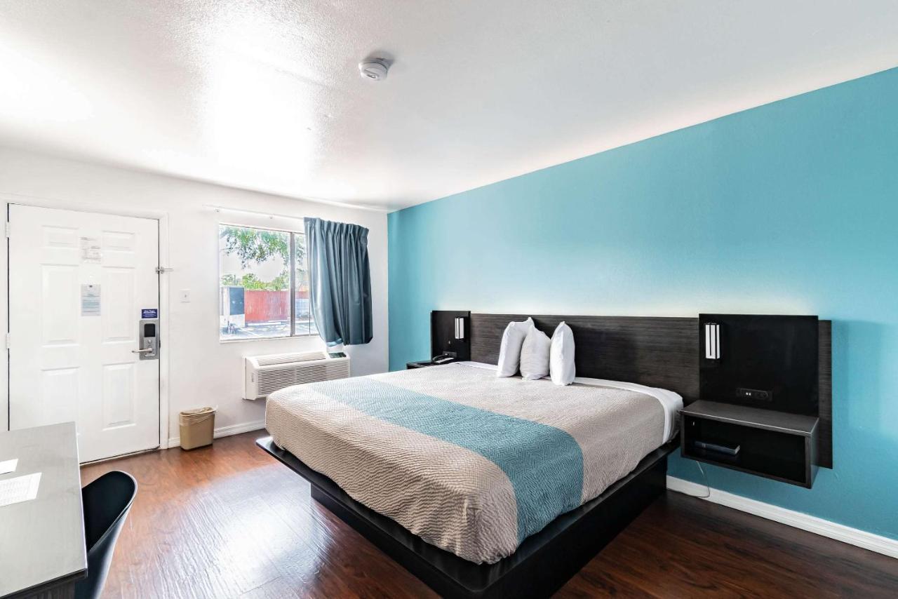 Motel 6 Tampa Near Fairgrounds - Casino Eksteriør billede