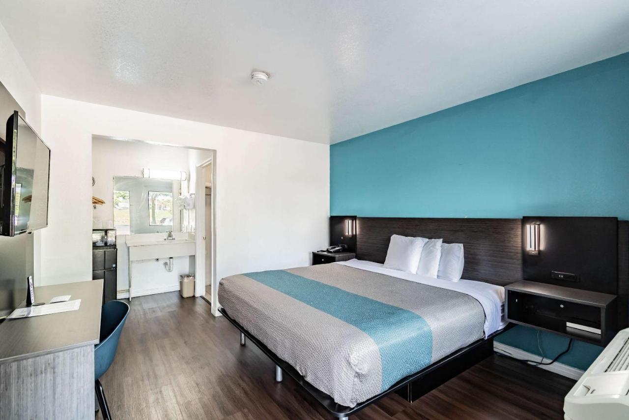 Motel 6 Tampa Near Fairgrounds - Casino Eksteriør billede
