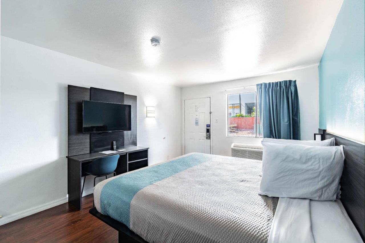 Motel 6 Tampa Near Fairgrounds - Casino Eksteriør billede