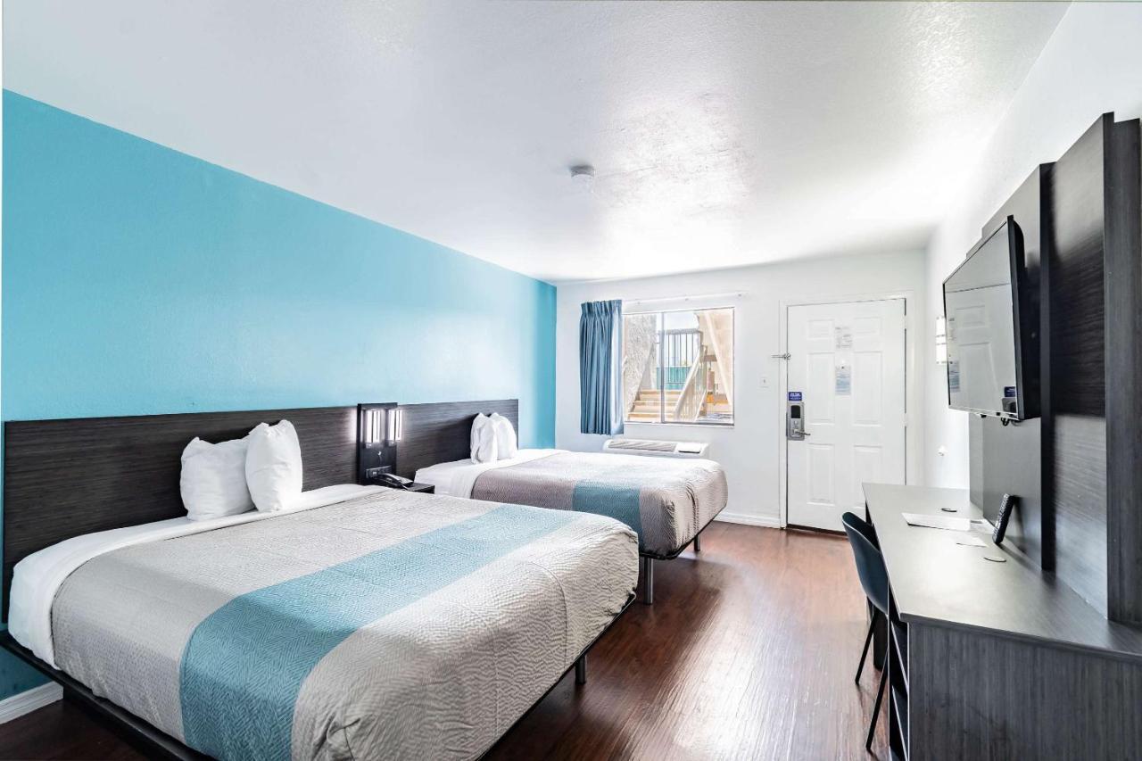 Motel 6 Tampa Near Fairgrounds - Casino Eksteriør billede