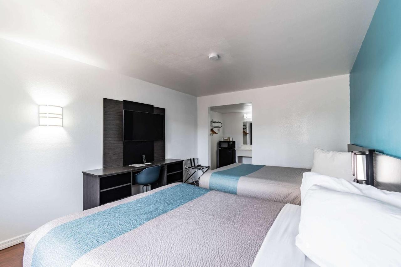 Motel 6 Tampa Near Fairgrounds - Casino Eksteriør billede