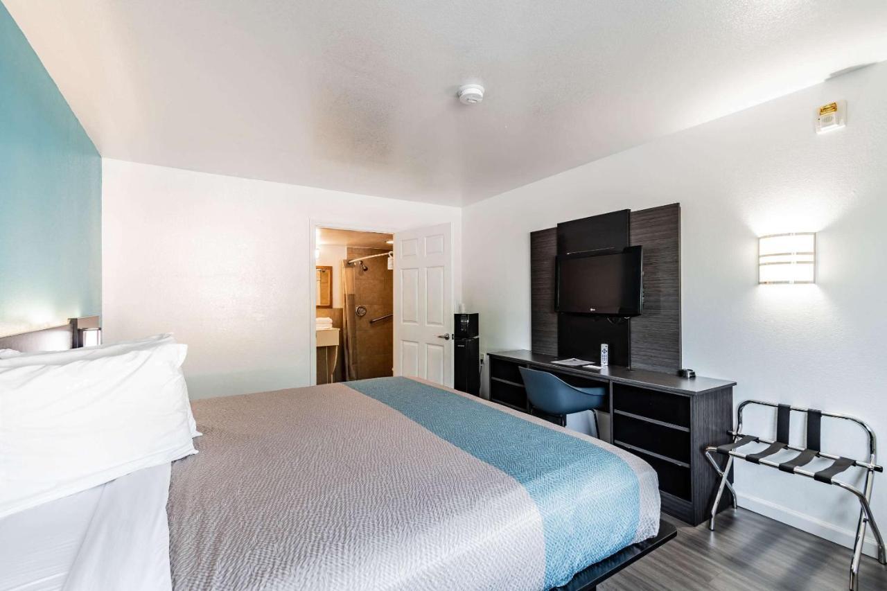 Motel 6 Tampa Near Fairgrounds - Casino Eksteriør billede