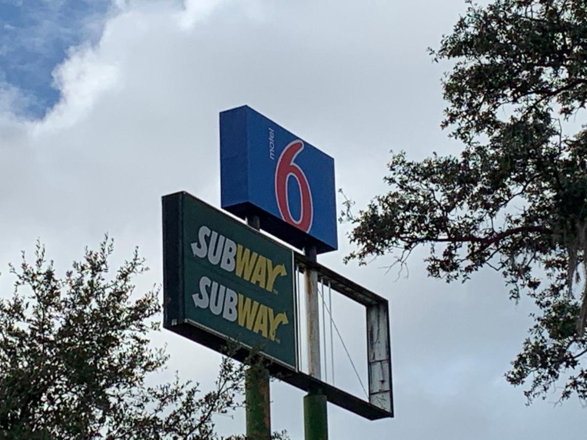 Motel 6 Tampa Near Fairgrounds - Casino Eksteriør billede